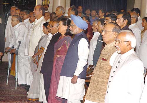 Vice President Hamid Ansari with Prime Minister Manmohan Singh, UPA Chairperson Sonia Gandhi and other dignitaries at the swearing-in ceremony