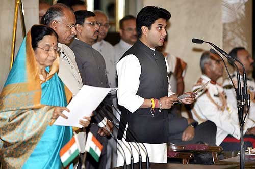 President administers the oath of office to Jyotiraditya Scindia