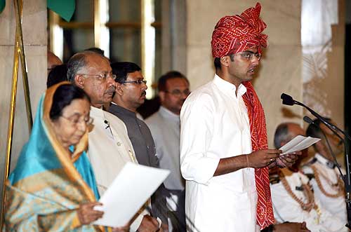 President Pratibha Patil administers the oath of office to Sachin Pilot