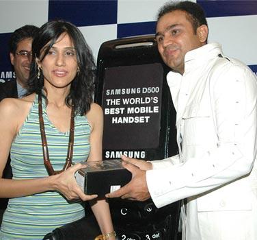 Virender Sehwag presents a Samsung phone to Rina Dhaka