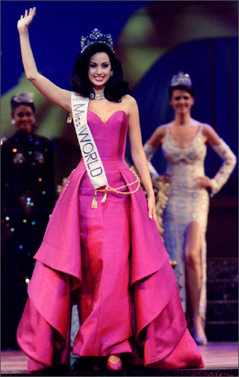 Another Osmel Sousa protege, Miss Venezuela Jacqueline Aguilera Marcano, 19, waves after being crowned Miss World in the 1995 Miss World Pageant Contest