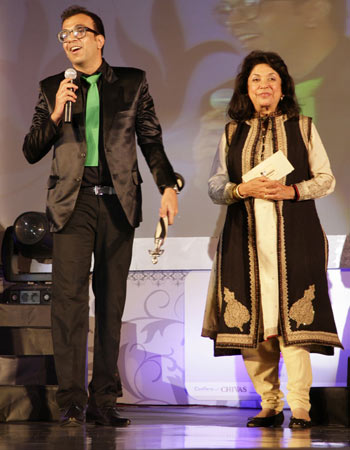 Amit Aggarwal gives a thank-you speech as presenter Ritu Kumar looks on