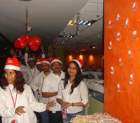 24/7 Customer employees celebrating Christmas