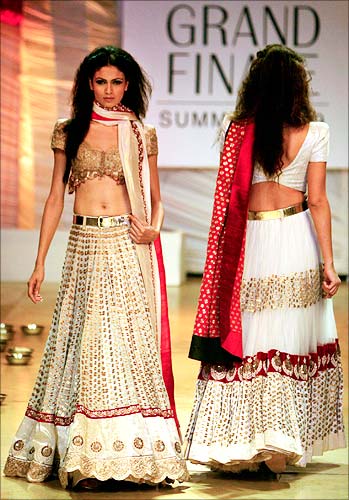 Models present creations by designer Anamika Khanna during the grand finale of Lakme fashion week in Mumbai March 31, 2009.