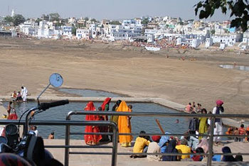 It is said that no pilgrimage is complete without a holy dip in the Pushkar Lake.