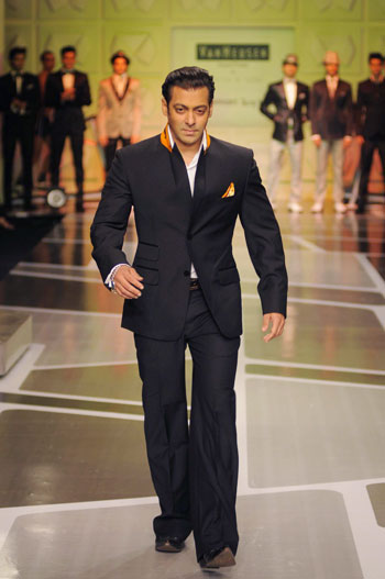 Salman Khan showstopped for designer Ashish N Soni's grand finale.