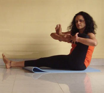 Shroni chakra (Hip rotating pose)