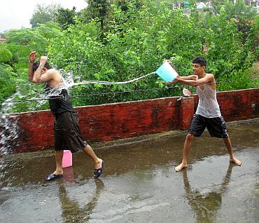 Unusual monsoon pics: Water fight!