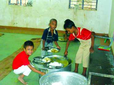 Street children eating food at Ummeed Aman Ghar