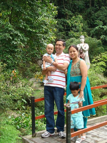 Satyajeet Gopal with his daughters Widhi (in his arms) and Wreinda  and wife Samjana