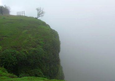 Unusual monsoon pics: Living on the edge!
