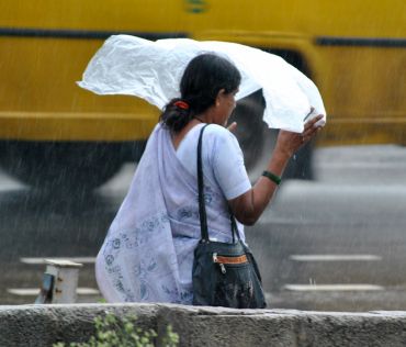 Unusual monsoon pics: The umbrella improv!