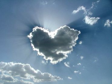 Unusual summer pics: Heart in the sky!