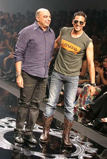 Tarun Tahiliani accompanies Akshay Kumar down the ramp at the Lakme Fashion Week's fall/winter 2009 installment
