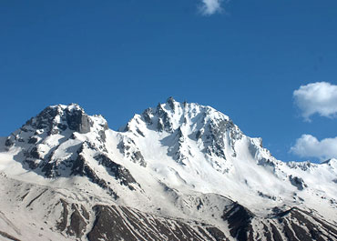 Dhodu (in middle) and adjacent peak with Dhodu cha Guncha in the background (far right)