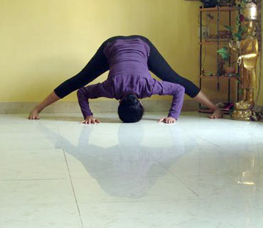 Prasarita padottanasana (Wide-legged spread angle pose, advanced version)