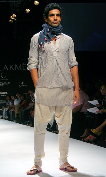 Sahil Shroff poses on the ramp in a handspun Aneeth Arora ensemble