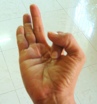 Vayu shaamak mudra (Controlling air hand gesture)