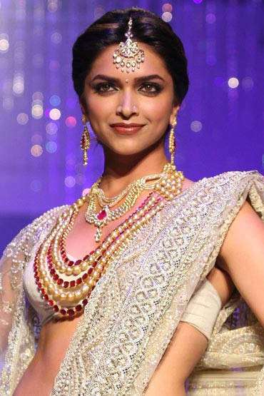 Deepika Padukone has great skin-tone, which can only come from maintaining it well