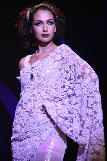 Sanea Shaikh for Rina Dhaka at HDIL India Couture Week