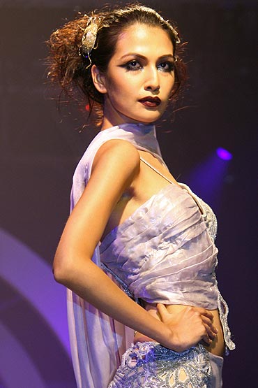 Sanea Shaikh for Rina Dhaka at HDIL India Couture Week