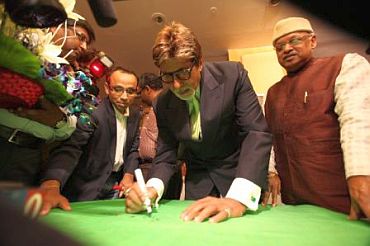 Amitabh Bachchan writes his eco-friendly message on a yard of fabric for Sikha