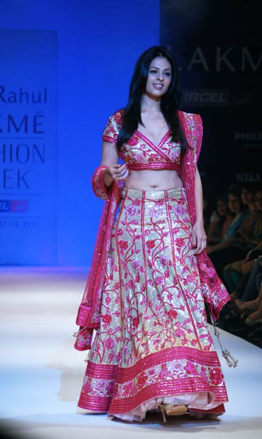 Anjana Sukhani showcases Abhi-Rahul's creation