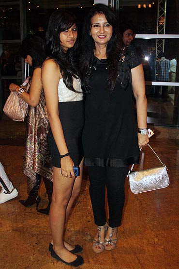 Poonam Dhillon with her daughter at LFW