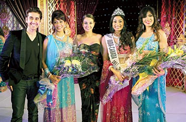 (L-R) Breakaway Star Vinay Virmani, first runner-up Aarthi Kalyan, actress Lisa Ray, Miss India-Canada 2011 Akhina Mooken, and second runner-up Priya Leena Singh
