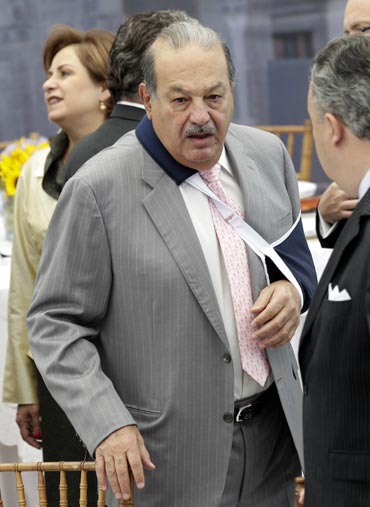 Mexican tycoon Carlos Slim (C) arrives to attend a dinner in honour of Argentina's President