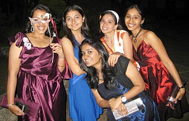 (LtoR) Harini Iyer, Kannan Dubal, Pooja Pradeep, Anjana Iyer and Rohini AjayKumar (in red)