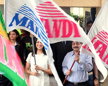 Aditi Gowitrikar flagging off the Mandi 2011