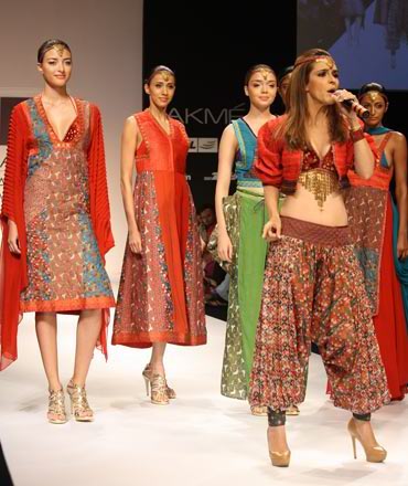 Raageshwari Loomba sings as models look on at the Pallavi Goenka showing