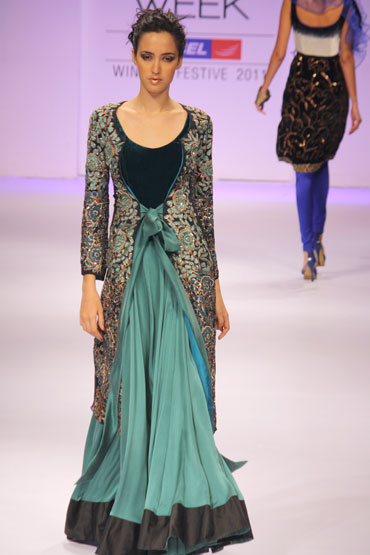 IMAGES: Minis, saris and everything between! - Rediff Getahead