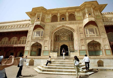 Tourists visit Amber palace in Jaipur, capital of India's desert state of Rajasthan May 16, 2008. Police probed on Thursday whether Indian Islamist groups or Bangladeshi infiltrators were behind bombings in Jaipur that killed 61 people this week, but made no major arrests.