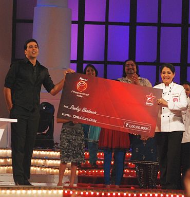 MasterChef India host and judge Akshay Kumar presents Pankaj Bhadouria with the prize cheque of Rs 1 crore