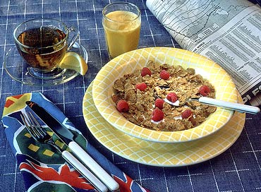 Enjoy a breakfast with oatmeal soaked in skimmed milk with fresh fruit