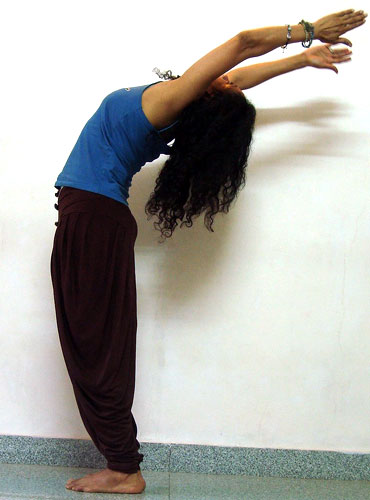 Ardha chandrasana (crescent pose)