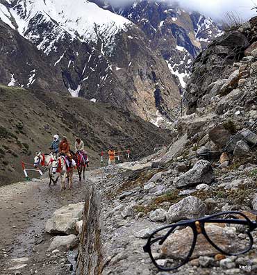 The 14 km distance to Kedarnath either on foot or on a pony or palkhi.