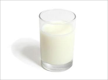 Skimmed milk is food to choose for healthy hair