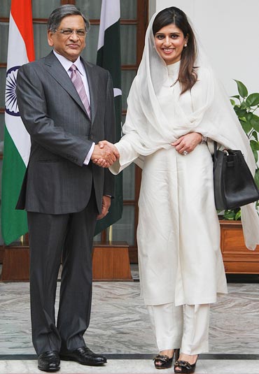 Pakistan's Foreign Minister Hina Rabbani Khar (R) shakes hands with Indian counterpart Somanahalli Mallaiah Krishna before their meeting in New Delhi July 27, 2011