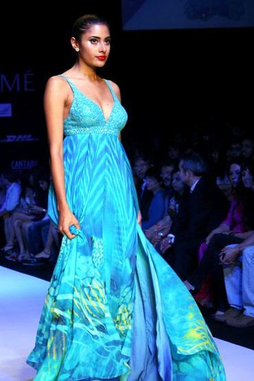 PIX: Satya Paul's shimmering saris dazzle catwalk - Rediff Getahead
