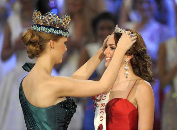 Miss Puerto Rico, Amanda Perez, is crowned after coming third in the Miss World 2011 contest in West London.