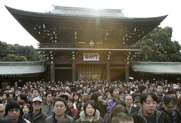 People walk to the main shrine to offer New Year prayers at Meiji Shrine in Tokyo on New Year's Day January 1, 2007.