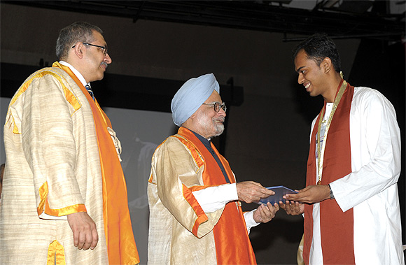 Prime Minister Dr Manmohan Singh presented the President Medal, at the Golden Jubilee Convocation of IIT Bombay, in Mumbai on August 18, 2012.