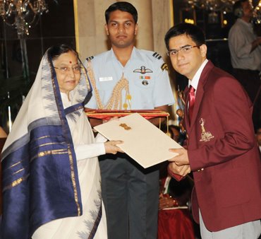 Parimarjan Negi receiving an award from former President Pratibha Patil