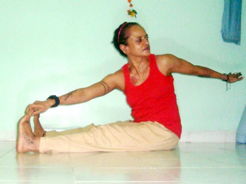 Gatyakmakmeruwakrasana (Dynamic spinal twist)