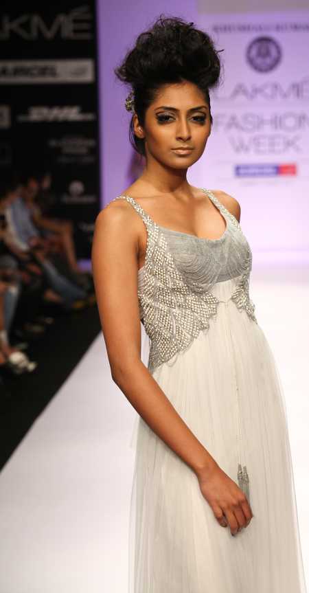 Dia Mirza scorches the ramp at Fashion Week