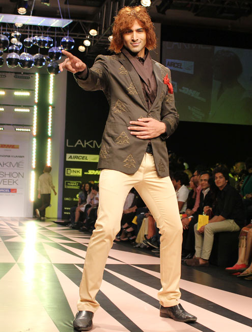 Vivan Bhatena does a Mick Jagger on the ramp
