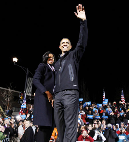 US President Barack Obama waves to supporters as he stands next to first lady Michelle Obama during his final presidential campaign rally in Des Moines, Iowa, November 5, 2012, on the eve of the US presidential elections.